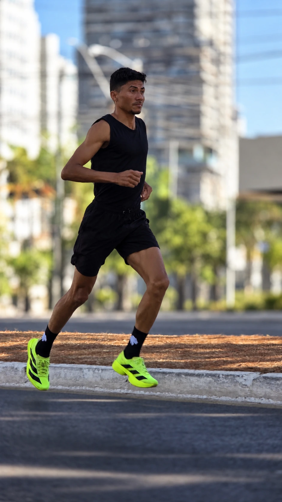 Landim em movimento, usando uniforme preto e olhando à frente.