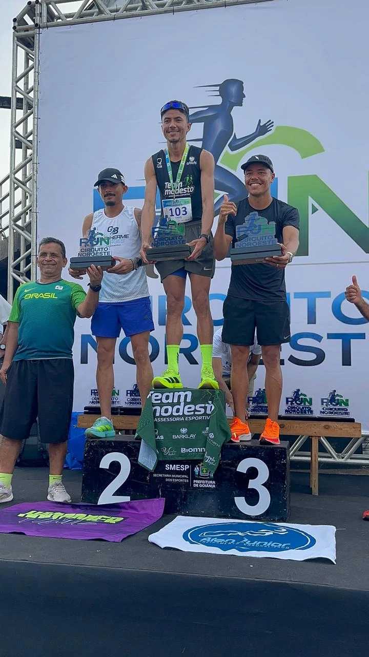 Landim com seu troféu no centro do pódio do Circuito Noroeste, junto aos demais corredores.